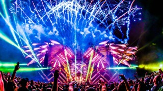 Dit is de anthem maker van de laatste Q-BASE 001