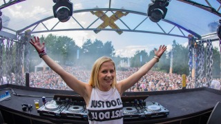 BRING THE RIOT - Deetox over haar comeback van vor